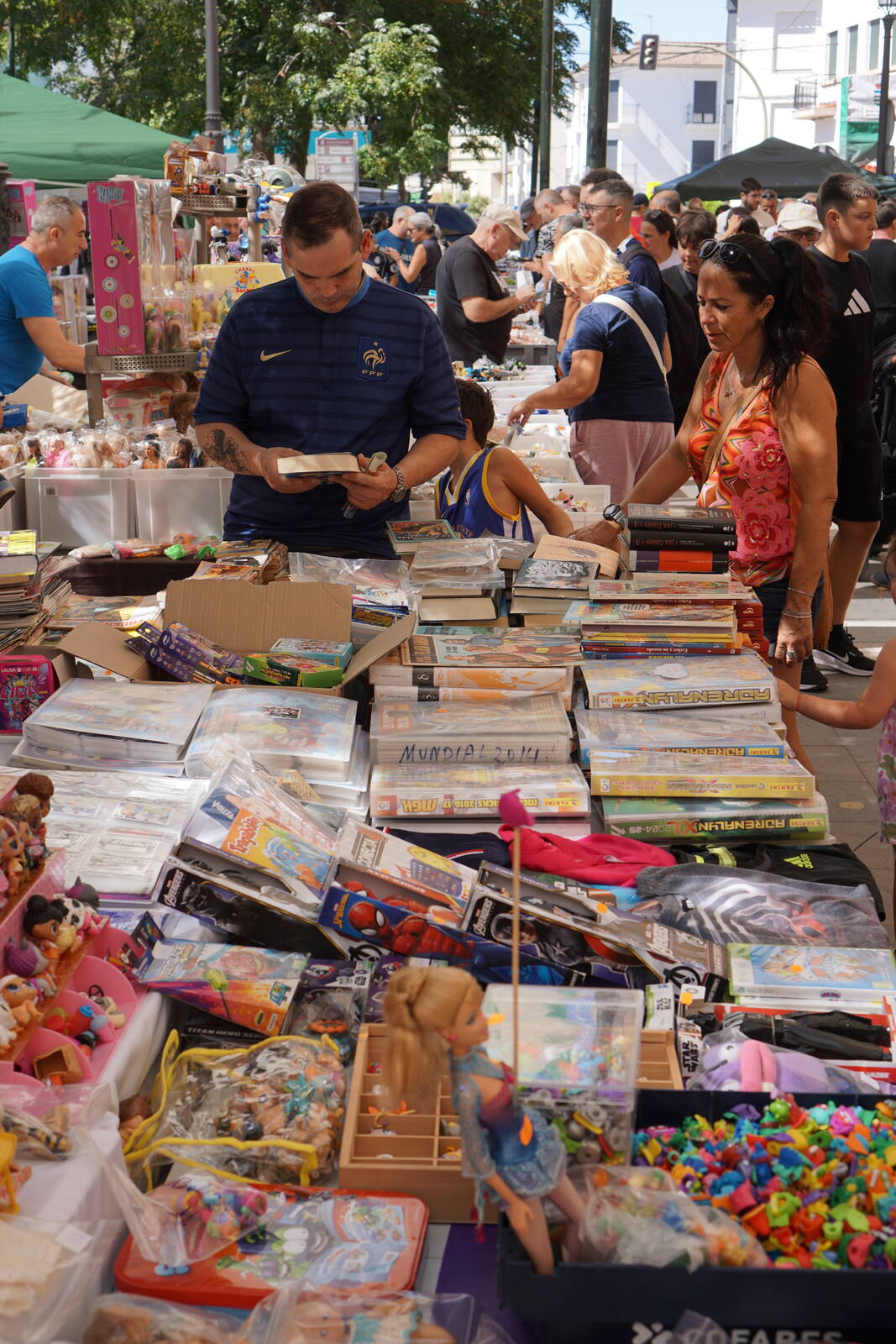 Stand de cómics y juguetes clásicos en el encuentro